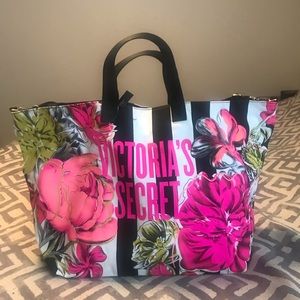 ✨VS Wild Weekender Tote